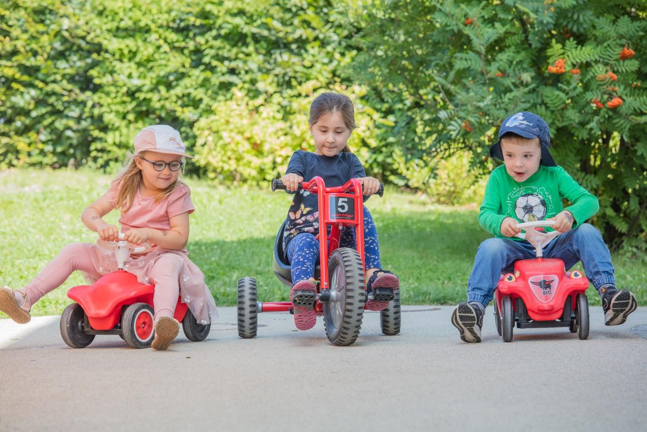 Miteinander spielen im Garten