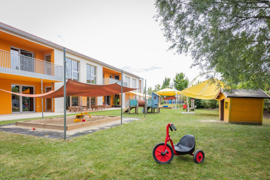 Garten mit Spielgeräten der Denk mit Kita Olching Schwaigfeld