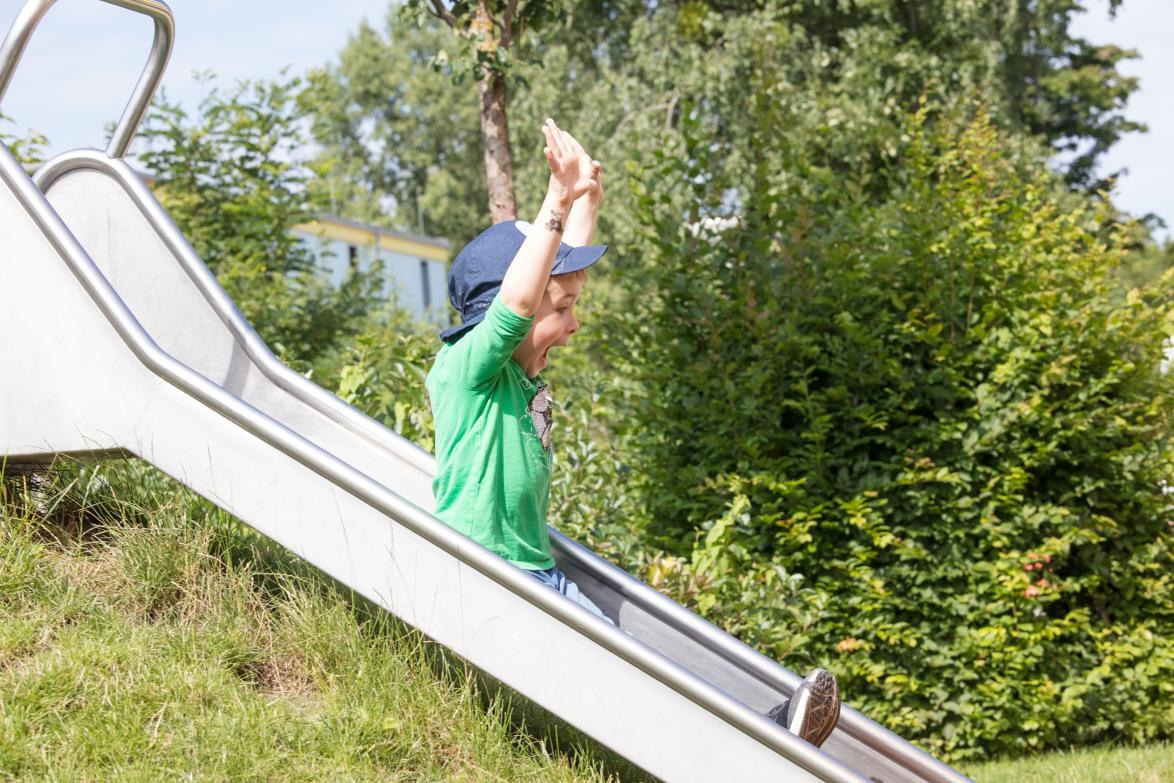 Rutschen im Garten der Denk mit Kita